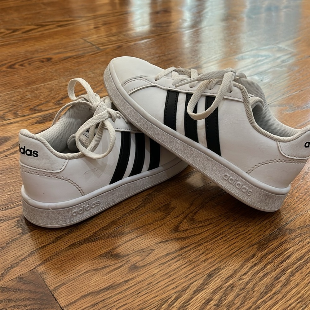 Adidas Grand Court 2.0 sneakers kids black and white great condition size 2 Y